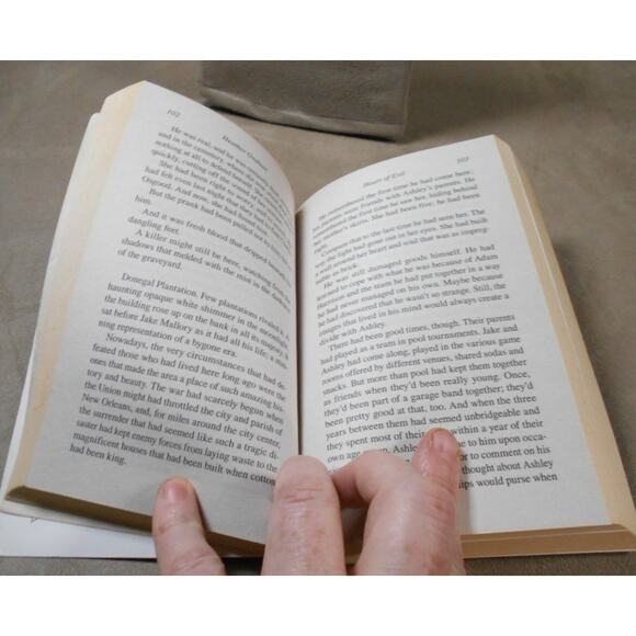 Heart of Evil by Heather Graham Paperback 2011 Krewe of Hunters Book 2 - Picture 6 of 8